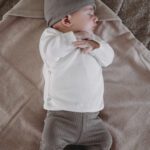 newborn set jongens - newborn set rib taupe - babybroekje rib taupe - babymuts rib taupe - overslagshirt rob off white - babykleding unisex
