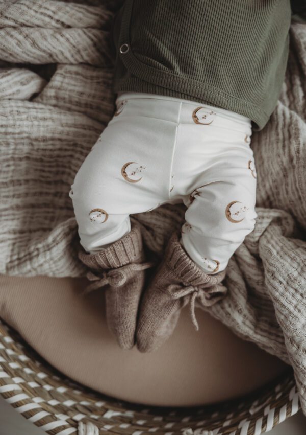 babybroekje maan - babybroek maantjes - babykleding jongens - merino wol slofjes naturel - babyslofjes zand