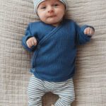 newborn set blauw - newborn set blauw gestreept - baby broekje blauwe streepjes - babymutsje blauw gestreept - gestreept baby setje - overslagshirt blauw - overslagshirt jongen blauw - merino wol slofjes zand