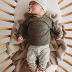 Newborn set jongens streepjes groen - overalagshirt baby groen - groene overslagshirt - merino wol slofjes zand - baby mutsje jongen