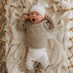 newborn kleding eendjes - babybroekje eend - overslagshirt cable dark beige - baby slofjes zand - merino wollen slofjes zand - newborn set eend