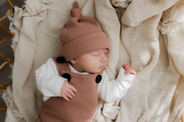 babymuts meisje - babymutsje pink clay