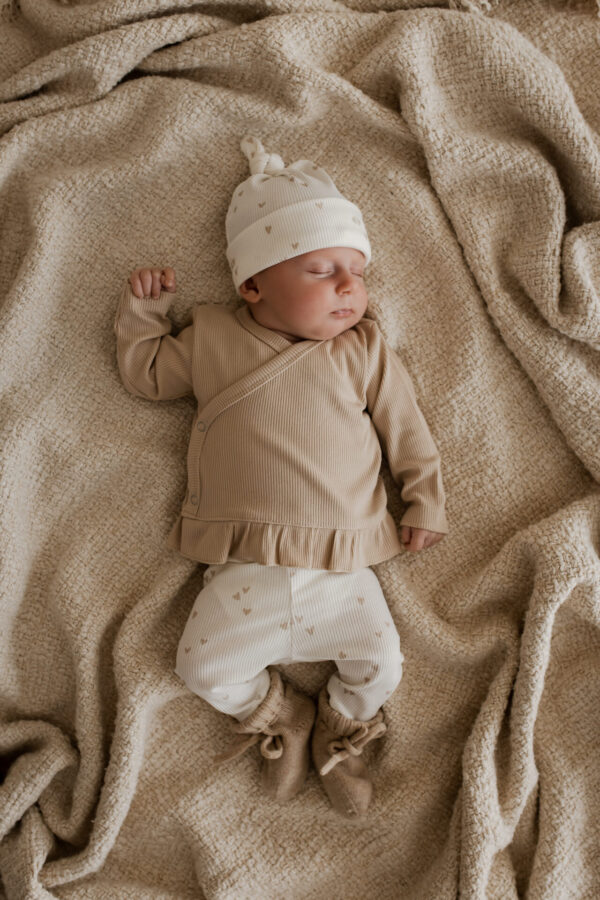 newborn set hartjes beige -newborn kleding hartjes - newborn kleding meisje - hartjes broekje baby - ruffle overslagshirt beige - babymutsje hartjes