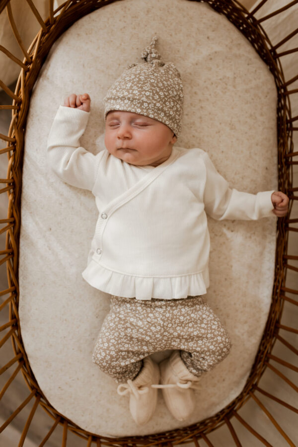 newborn kleding meisje - babybroekje meisje bloemen - baby broekje bloemen zand - overslagshirt ruffle off white - babymutsje bloemen - babybroekje bloemen