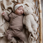 boxpakje ruffle taupe - boxpakje meisje - geboorte pakje meisje - ruffle boxpakje meisje - ruffle boxpakje - geboorte pakje ruffle - newborn pakje - haardbandje baby hartjes - moonie - moonie beer