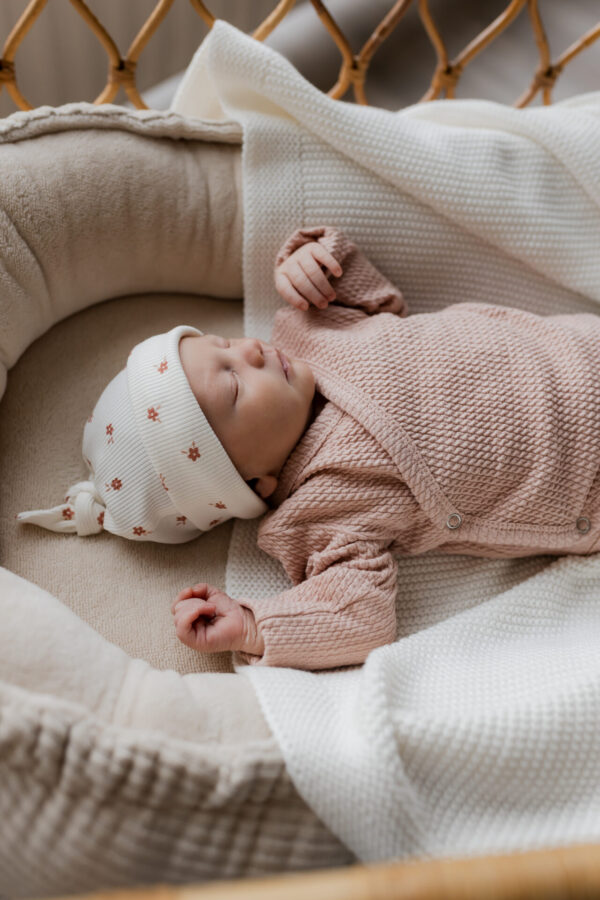muts rib bloem pink clay - babymutsje bloemen - babymutsje rib - babymutsje meisje