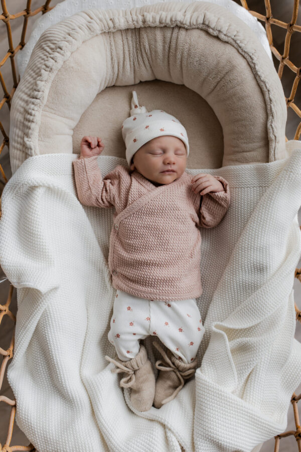 geboortepakje - newborn kleding meisje - newborn kleding - overslagshirt roze - overslagshirt ruffle - babybroekje bloemen - babykleding