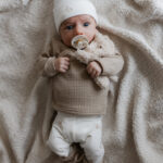 geboortepakje - geboorte pakje jongen - newborn kleding - newborn kleding jongen - babybroekje konijntjes - babybroekje konijn - overslagshirt beige - overslagshirt cable dark beige - merino wol slofjes zand - babyslofjes - babymutsje - babymutje konijn