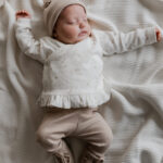 Newborn set rib beige - babybroekje beige - babybroekje rib - overslagshirt ruffle hartjes - overslagshirt hartjes - nawborn meisje - newborn kleding - geboortepakje
