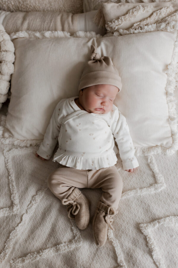 overslagshirt ruffle hartjes beige - babymeisje kleding - newborn kleding meisje - ruffle overslagshirtjes - babykleding hartjes