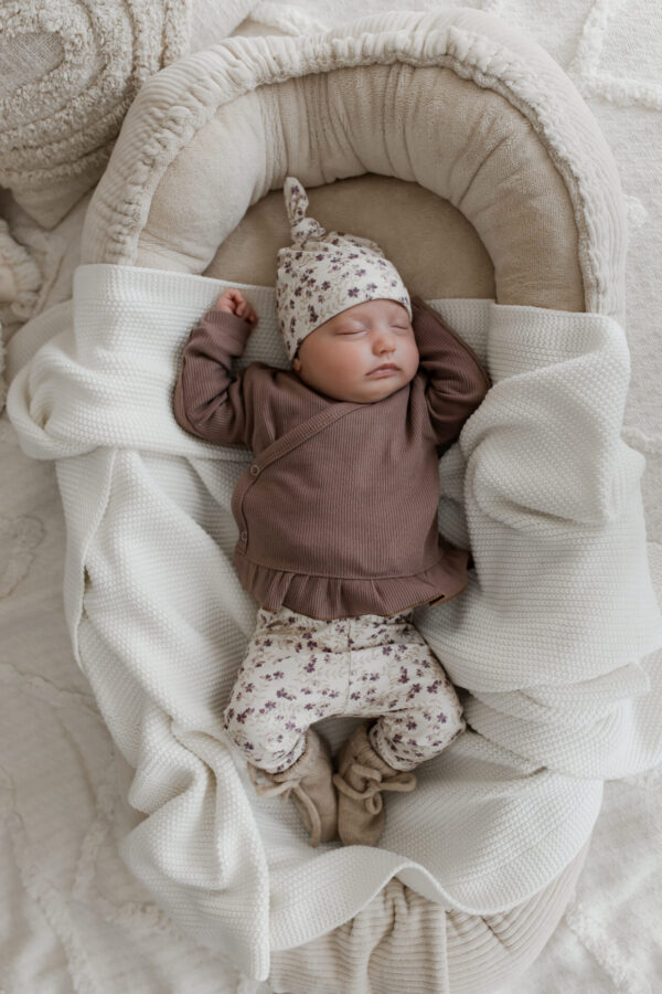 newborn set purple flowers - babykleding paars - babykleding bloemen - geboortepakje - overslagshirt ruffle old mauve - baby meisjes kleding - babymutsje - geboortekleding