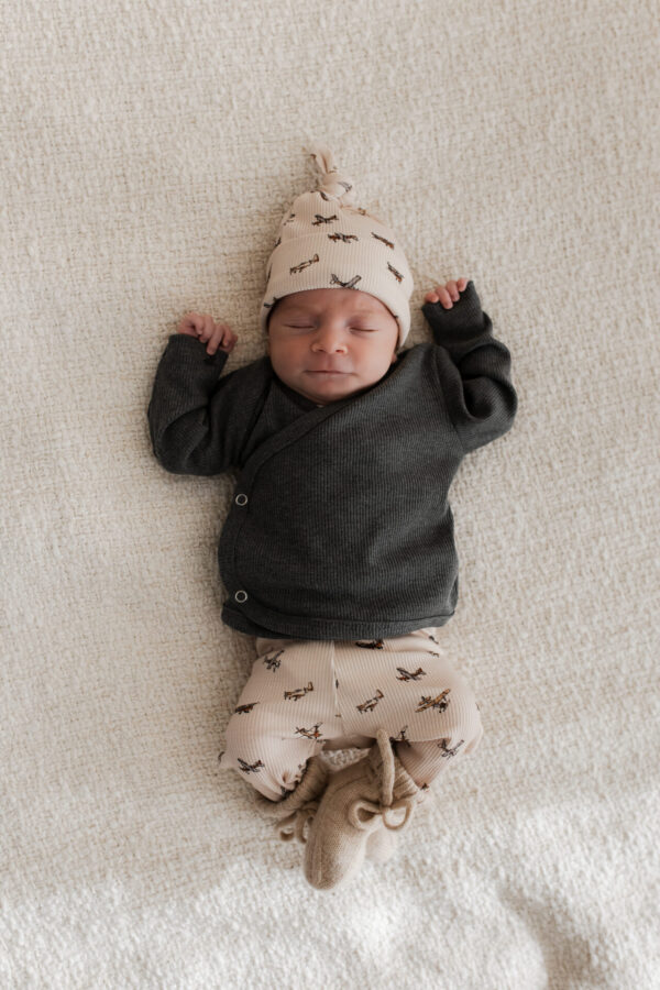 babykleding jongen - geboorte pakje jongen - rib broekje vliegtuig - overslagshirt grijs - overs;agshirt jongen