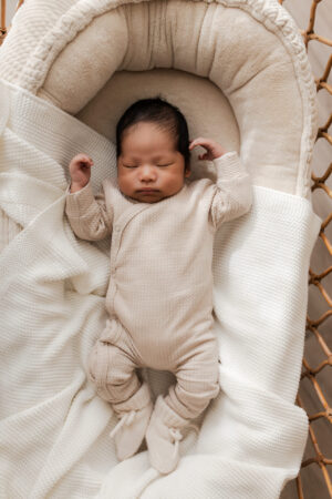 boxpakje câble naturel - boxpakje câble - boxpakje jongen - geboorte pakje jongen - unisex geboortepakje - babyslofjes - merino wol slofjes