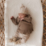 geboortepakje - newborn kleding - baby broekje bloemen - babykleding meisje - baby shirtje ruffle - babymutsje