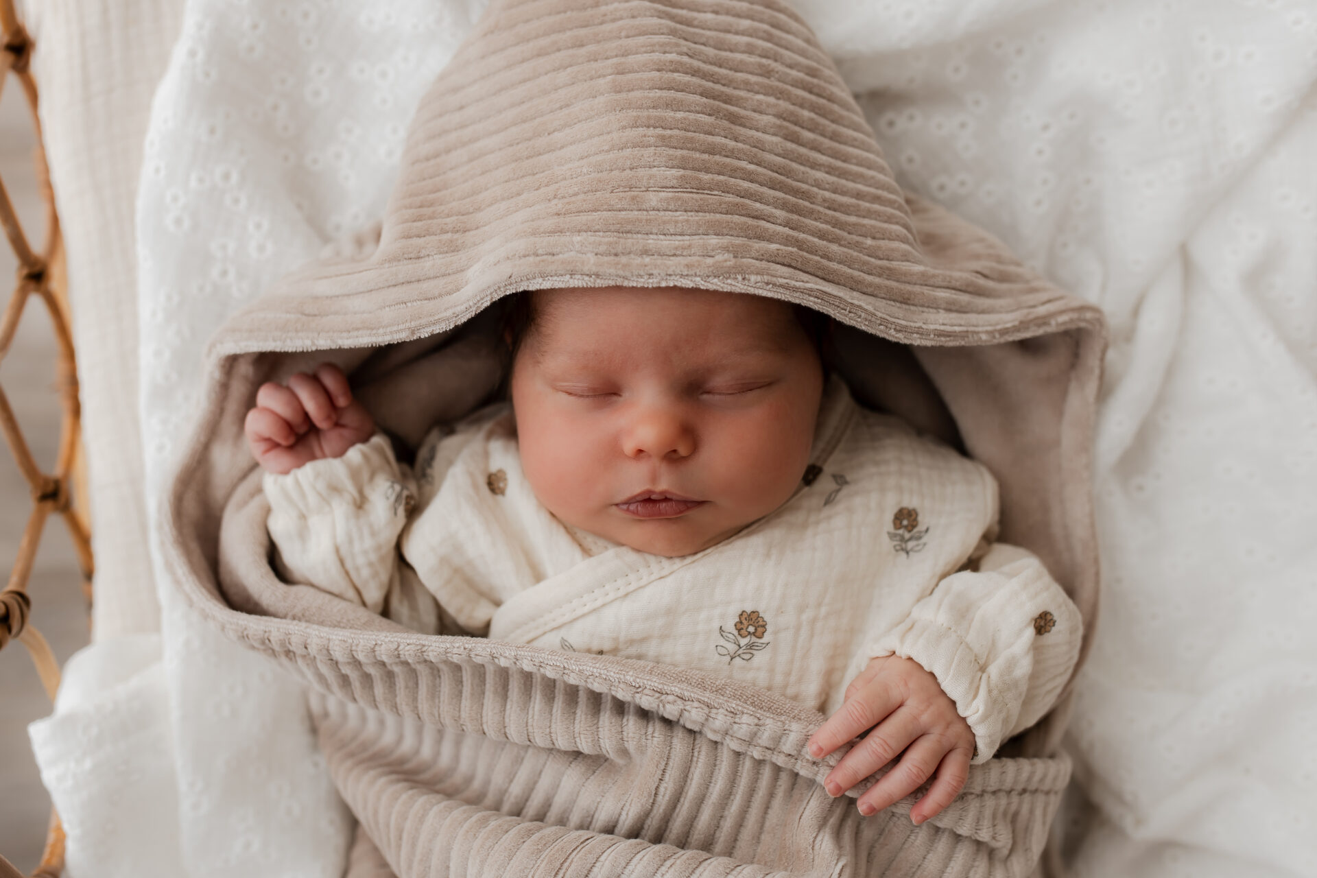 wikkeldoek taupe - wikkeldoek baby - wikkeldoek beige baby - omslagdoek baby - omslagdoek beige -
