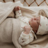 wikkeldoek gebreid - omslagdoek gebreid - baby omslagdoek - baby wikkeldoek - baby wikkeldoek beige - baby omslagdoek beige