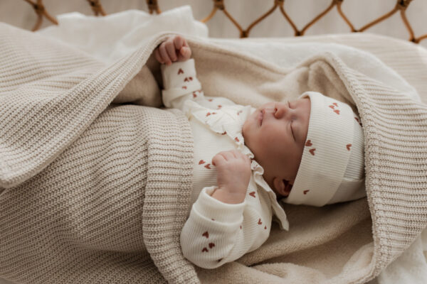 wikkeldoek gebreid - omslagdoek gebreid - baby omslagdoek - baby wikkeldoek - baby wikkeldoek beige - baby omslagdoek beige