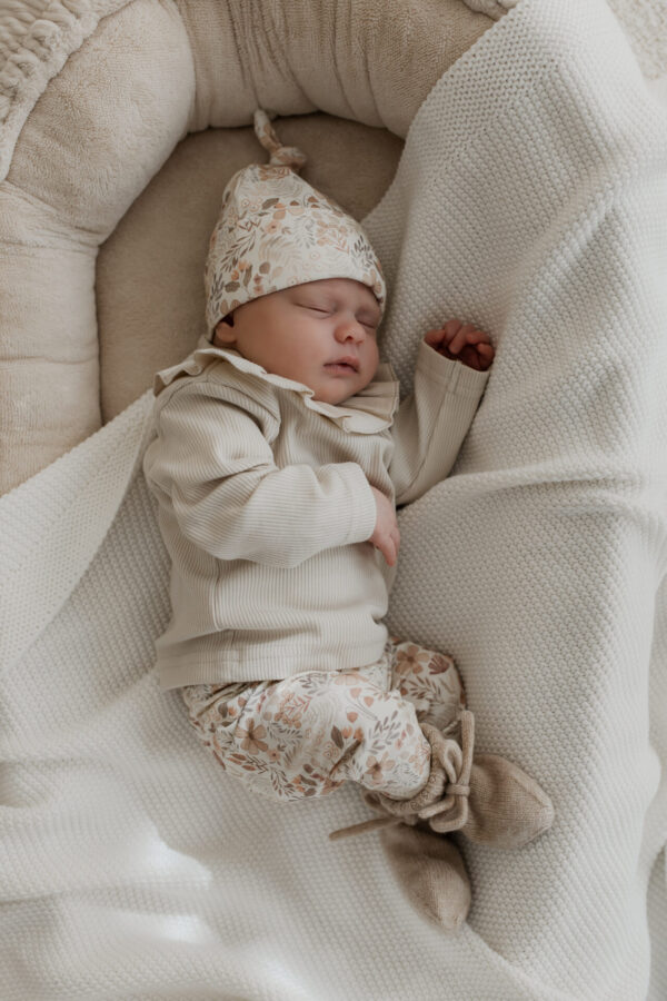 geboorte pakje meisje - meisjes newborn kleding - babybroekje meisje - babybroek bloemen - longsleeve baby - babykleding beige - babykleding bloemen - geboortepakje - babymutsje