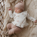 combi set roze - babybroekje roze - babybroekje rib roze - newborn kleding - babymutsje rib roze - geboortepakje meisje - overslagshirt ruffle vlinder
