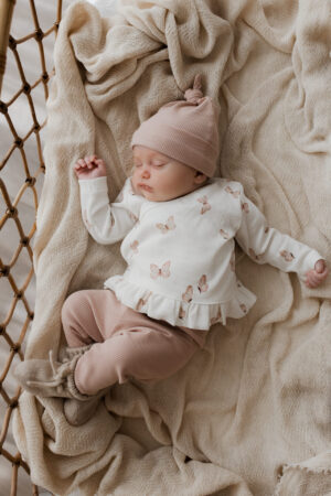 combi set roze - babybroekje roze - babybroekje rib roze - newborn kleding - babymutsje rib roze - geboortepakje meisje - overslagshirt ruffle vlinder