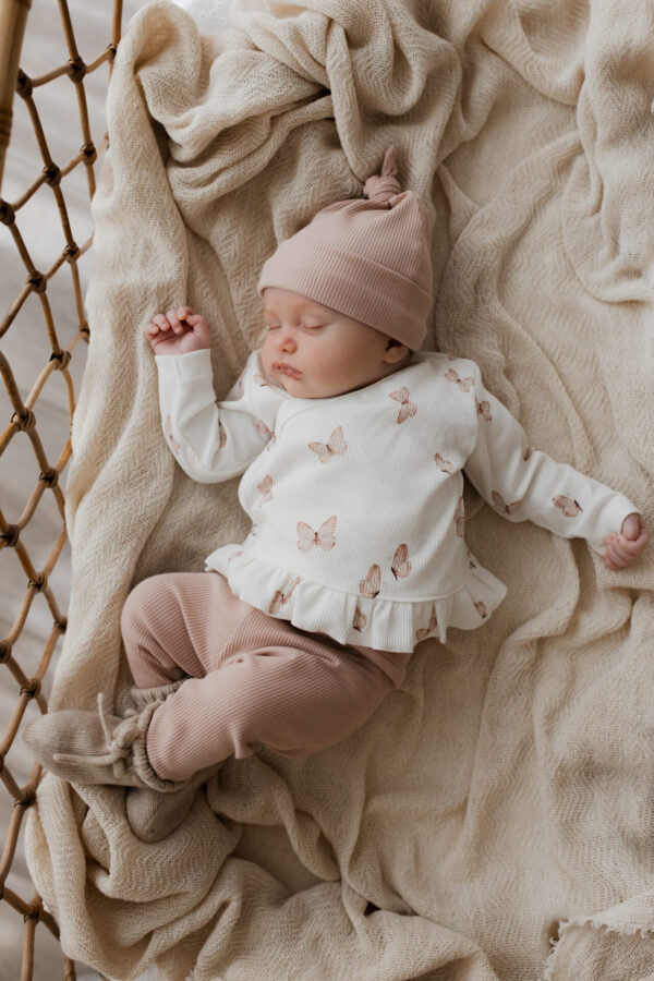 combi set roze - babybroekje roze - babybroekje rib roze - newborn kleding - babymutsje rib roze - geboortepakje meisje - overslagshirt ruffle vlinder