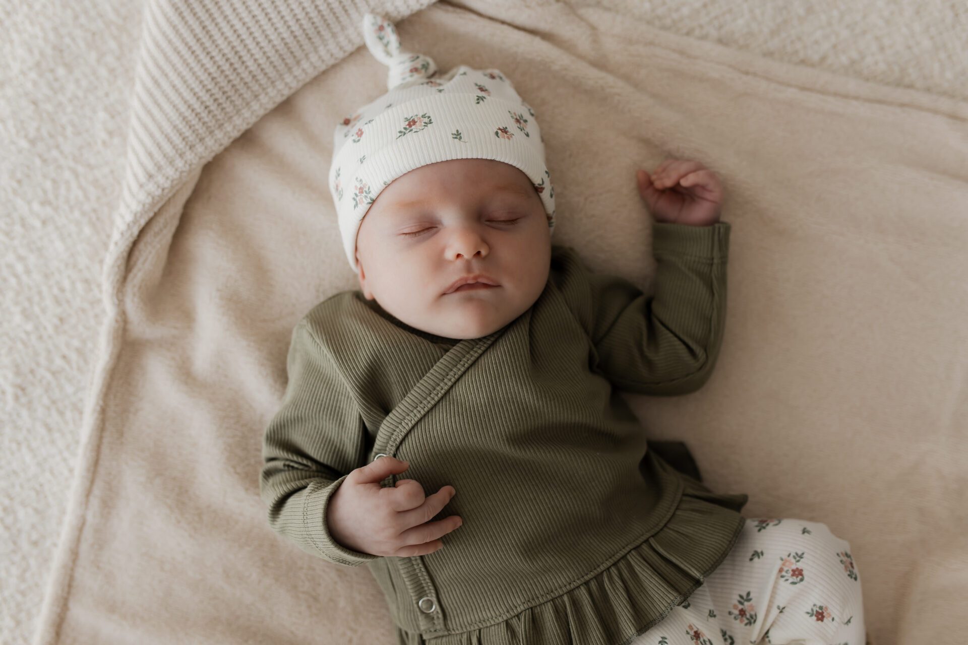 babymutsje bloemen - newborn mutsje bloemen - geboorte mutje meisje - newborn mutsje meisje