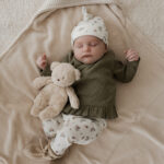 broekje baby - geboorte pakje meisje - newborn set meisje - babybroekje bloemen - babymutje bloemen - overslagshirt ruffle meisje
