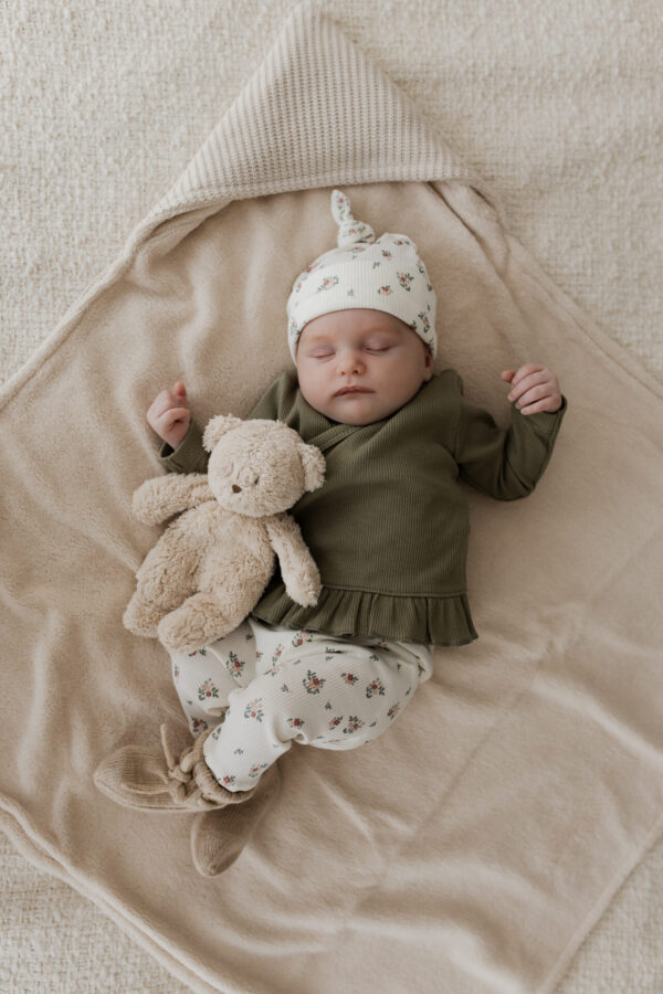 broekje baby - geboorte pakje meisje - newborn set meisje - babybroekje bloemen - babymutje bloemen - overslagshirt ruffle meisje