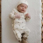 boxpakje ruffle - boxpakje ruffle meisje - geboorte pakje meisje - ruffle newborn kleding - babymutsje - babymutsje bloemen - geboortepakje meisje - babykleding meisje - baby meisje - babymutsje