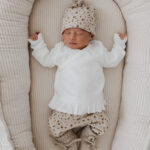 combi set beige bloemen - newborn kleding - babybroekje bloemen - babybroekje beige bloemen - overslagshirt ruffle off white - merino wol slofjes zand