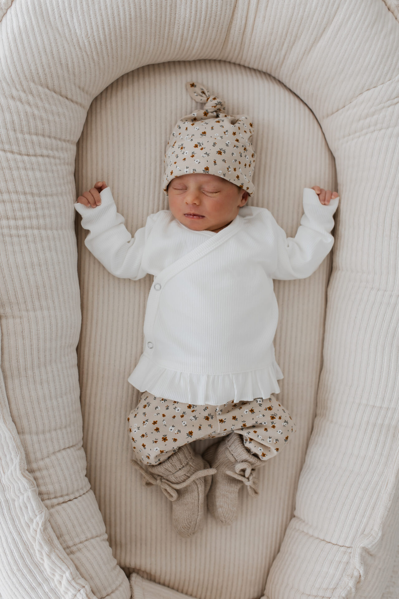 combi set beige bloemen - newborn kleding - babybroekje bloemen - babybroekje beige bloemen - overslagshirt ruffle off white - merino wol slofjes zand