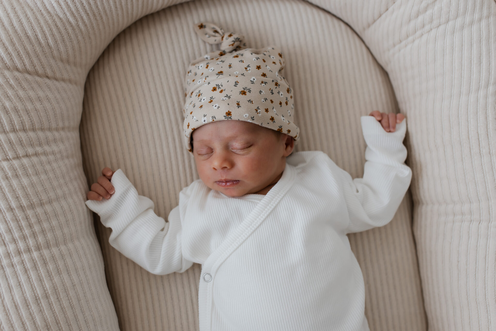 babymutsje beige bloemen - babymutsje bloemen - newborn mutsje - geboorte mutsje