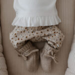 broekje beige bloemen - newborn broekje - geboorte pakje - newborn kleding baby - geboorte broekje bloemen - geboortepakje meisje