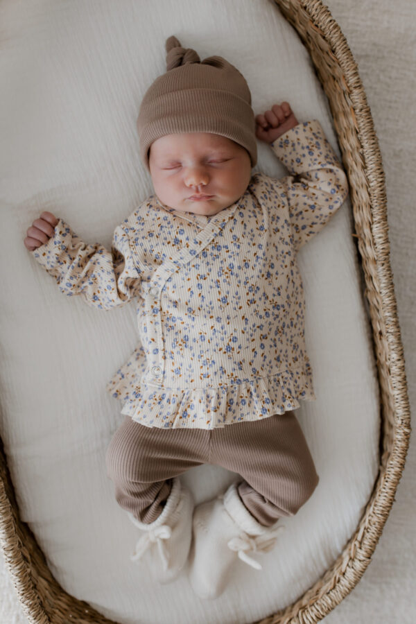 overslagshirt ruffle blue mini flowers - overslagshirt ruffle - meisjes babykleding - geboortepakje meisje - bloemen overslagshirtje - overslagshirtje bloemen baby