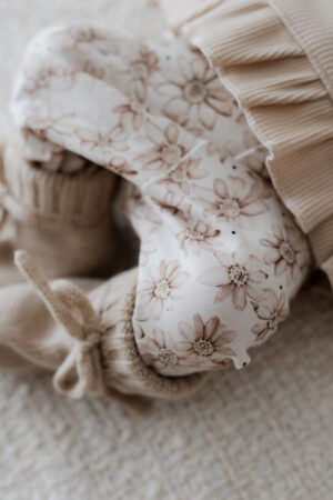 broekje beige lily - babybroekje zand - babybroekje bloemen - meisjes babykleding - geboortepakje - newborn kleding - newborn kleding meisje - handgemaakte babykleding