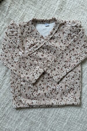 overslagshirt ruffle - overslagshirt met ruffle mouwen - geboortepakje meisje - babykleding meisje ruffle - overslagshirt bloemen - overslagshirtje baby
