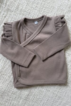 overslagshirt ruffle taupe - baby overslagshirt - babykleding meisje - geboortepakje meisje - eerste pakje meisje - newborn set meisje - ruffle babykleding