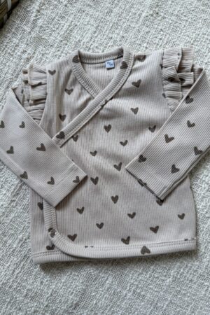ruffle hartjes overslagshirt - overslagshirt hartjes - babykleding hartjes - babykleding meisje hartjes - ruffle babykleding - geboortepakje ruffle - eerste pakje ruffle
