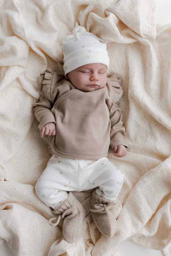 Newborn set broekje + mutsje | Hartjes beige
